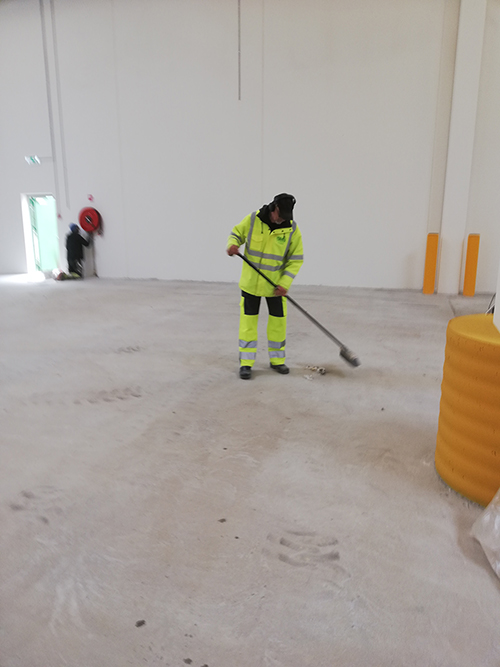 Stevns Miljø Service fejede lagerhal hos Faxe Bryggeri.