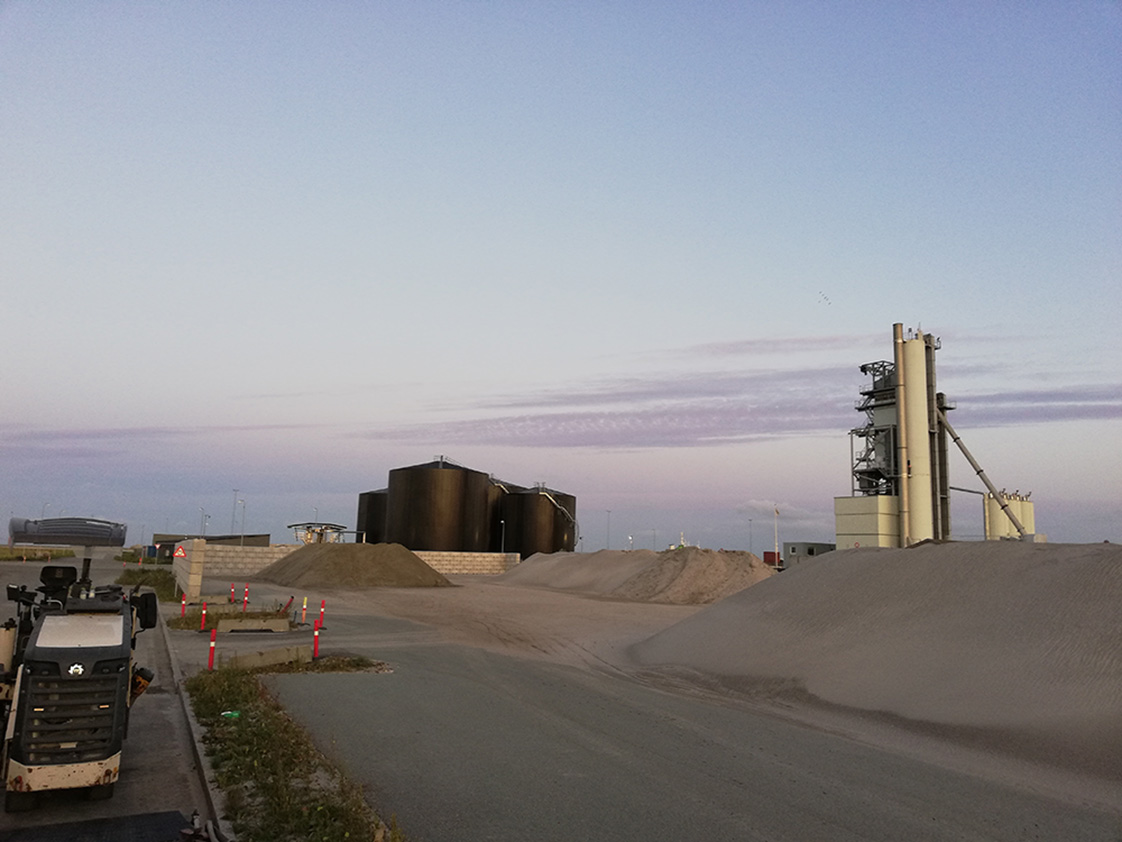 Stevns Miljø Service fejede træpillestøv på Køge Havn.