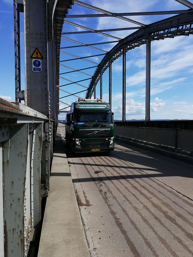Fejning af den gamle Storstrømsbro - Stevns Miljø Service - grøn bil for