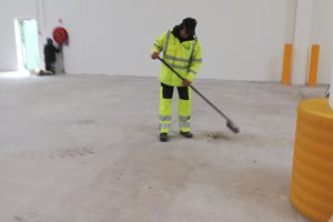 Stevns Miljø Service fejede lagerhal hos Faxe Bryggeri.